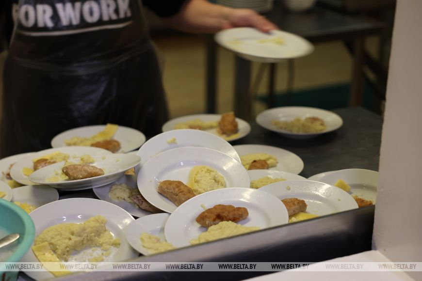 За пиццей и сосисками в тесте - очередь, а каша и пельмени - в отходы. Почему так - спросили у школьников