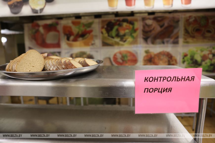 За пиццей и сосисками в тесте - очередь, а каша и пельмени - в отходы. Почему так - спросили у школьников