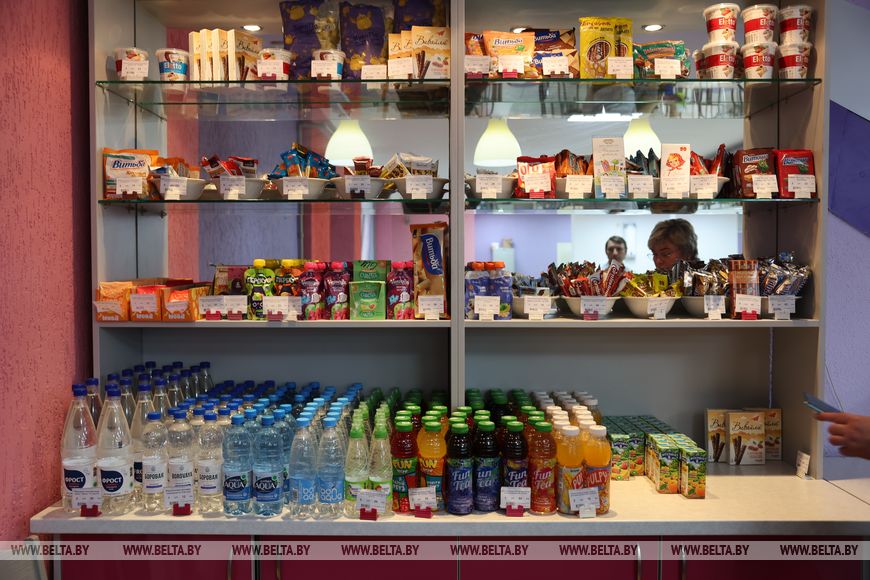 За пиццей и сосисками в тесте - очередь, а каша и пельмени - в отходы. Почему так - спросили у школьников