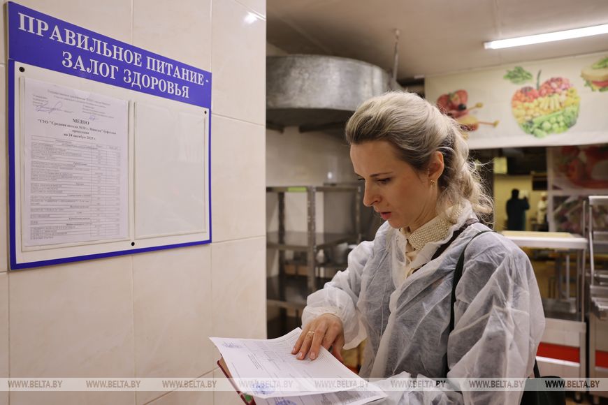 За пиццей и сосисками в тесте - очередь, а каша и пельмени - в отходы. Почему так - спросили у школьников