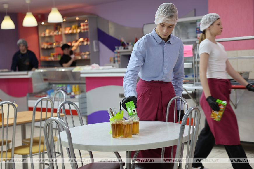 За пиццей и сосисками в тесте - очередь, а каша и пельмени - в отходы. Почему так - спросили у школьников