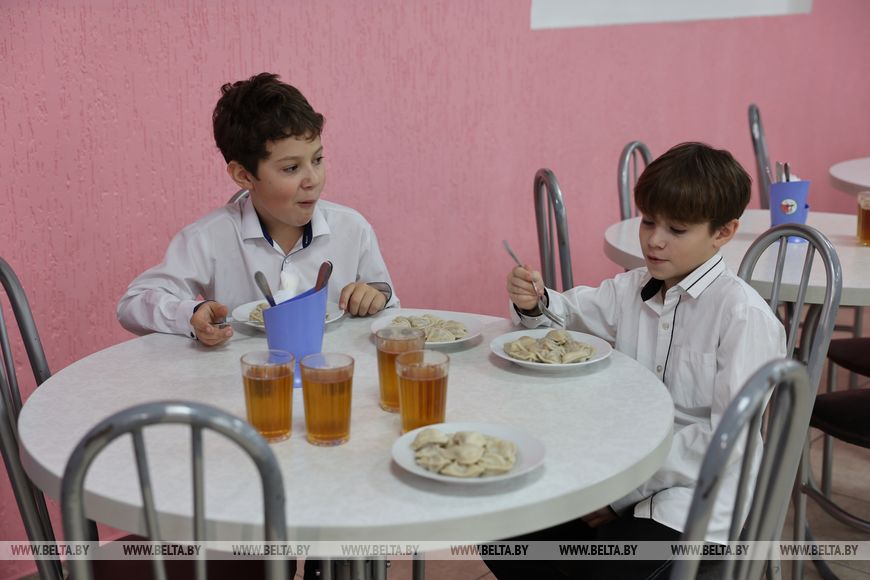 За пиццей и сосисками в тесте - очередь, а каша и пельмени - в отходы. Почему так - спросили у школьников