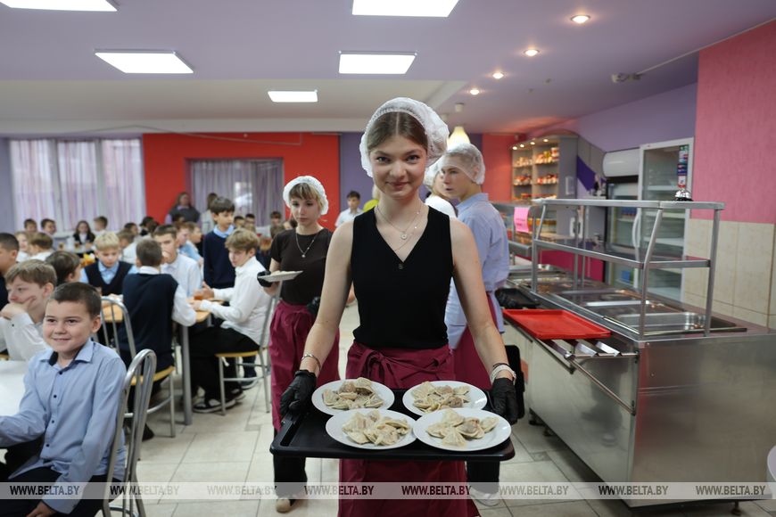 За пиццей и сосисками в тесте - очередь, а каша и пельмени - в отходы. Почему так - спросили у школьников