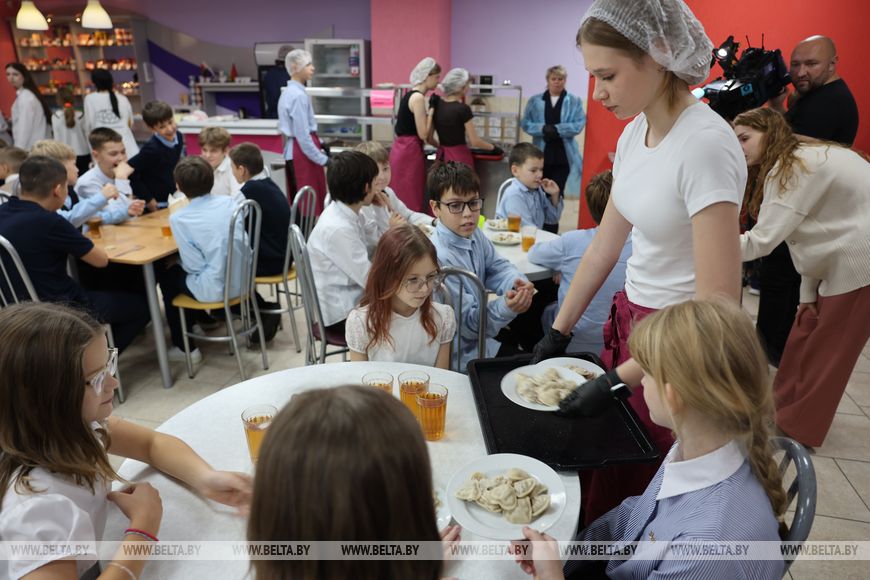 За пиццей и сосисками в тесте - очередь, а каша и пельмени - в отходы. Почему так - спросили у школьников