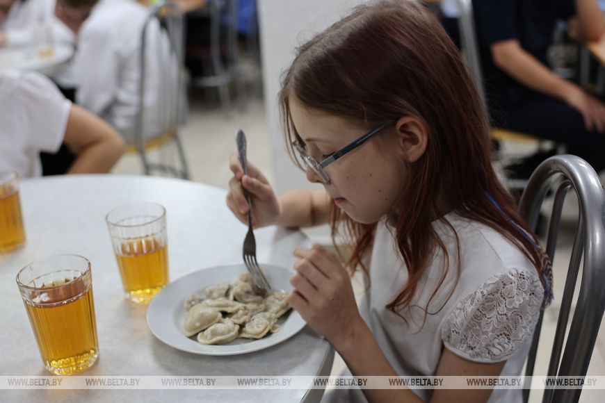 За пиццей и сосисками в тесте - очередь, а каша и пельмени - в отходы. Почему так - спросили у школьников