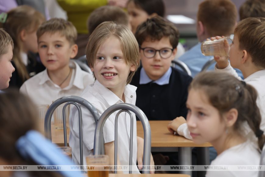 За пиццей и сосисками в тесте - очередь, а каша и пельмени - в отходы. Почему так - спросили у школьников