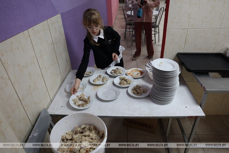 За пиццей и сосисками в тесте - очередь, а каша и пельмени - в отходы. Почему так - спросили у школьников