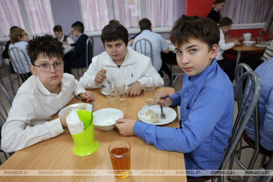 За пиццей и сосисками в тесте - очередь, а каша и пельмени - в отходы. Почему так - спросили у школьников