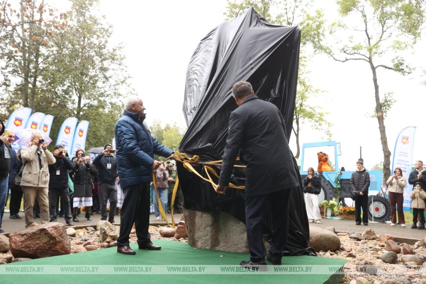 Памятник креветке дополнил облик Белоозерска — столицы «Дажынак-2025» в Брестской области
