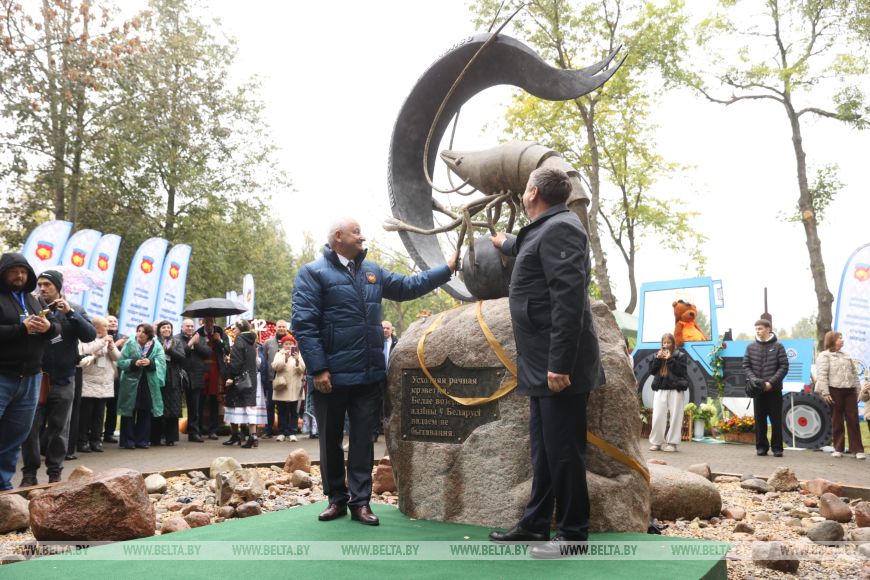 Памятник креветке дополнил облик Белоозерска — столицы «Дажынак-2025» в Брестской области