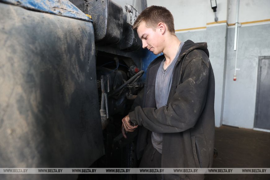 18-летняя Лия и трактор. История из Брестской области