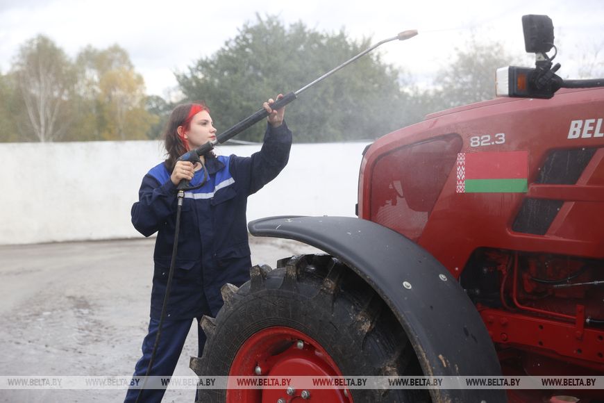 18-летняя Лия и трактор. История из Брестской области