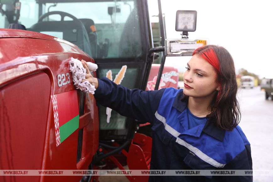 18-летняя Лия и трактор. История из Брестской области