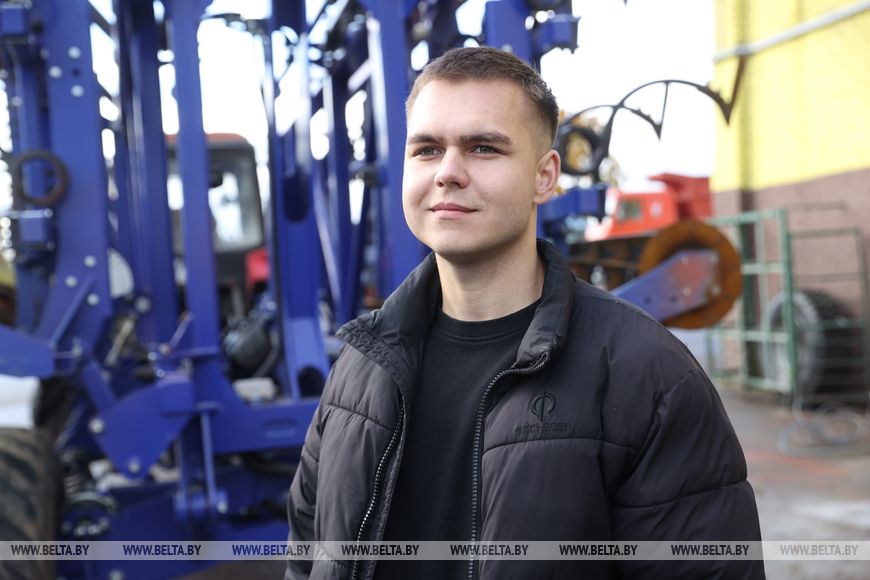 18-летняя Лия и трактор. История из Брестской области