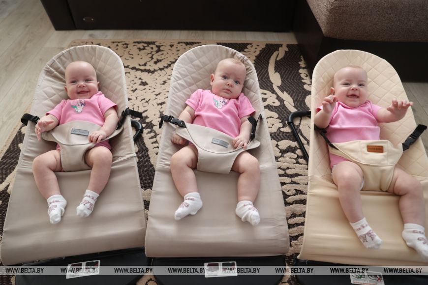 У нас целый детский садик. Как живет семья, в которой родились тройняшки-близнецы