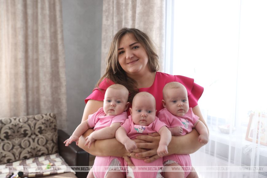 У нас целый детский садик. Как живет семья, в которой родились тройняшки-близнецы