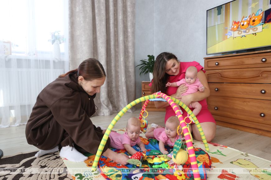 У нас целый детский садик. Как живет семья, в которой родились тройняшки-близнецы