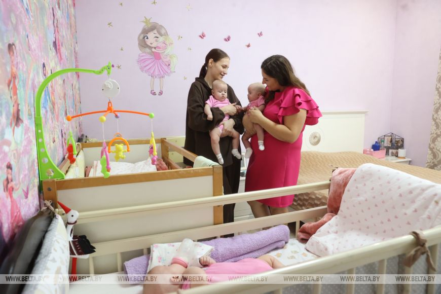 У нас целый детский садик. Как живет семья, в которой родились тройняшки-близнецы