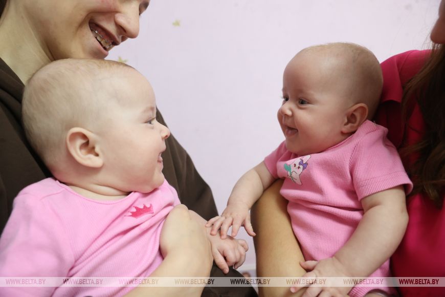 У нас целый детский садик. Как живет семья, в которой родились тройняшки-близнецы