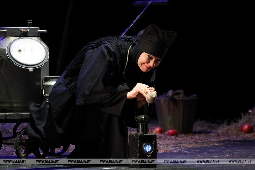 Спектакль Корова представил Брестский театр кукол на конкурс театрального искусства