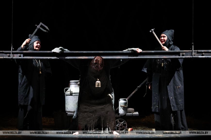 Спектакль Корова представил Брестский театр кукол на конкурс театрального искусства