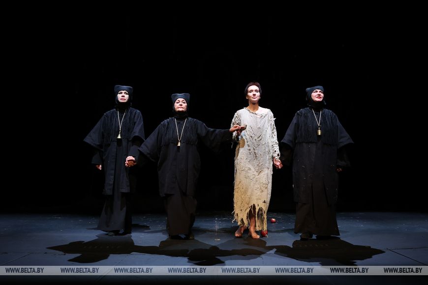 Спектакль Корова представил Брестский театр кукол на конкурс театрального искусства