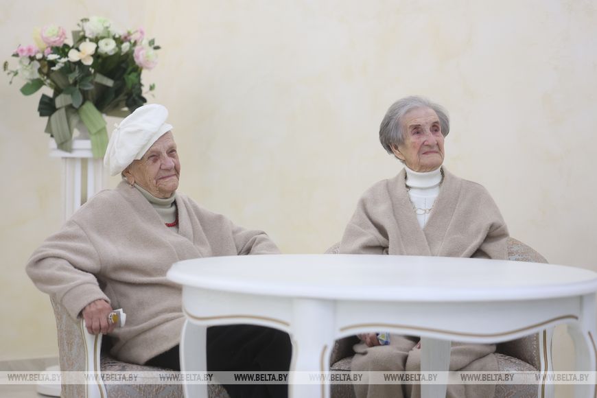 Единственные в Беларуси 100 летние сестры двойняшки отметили юбилей