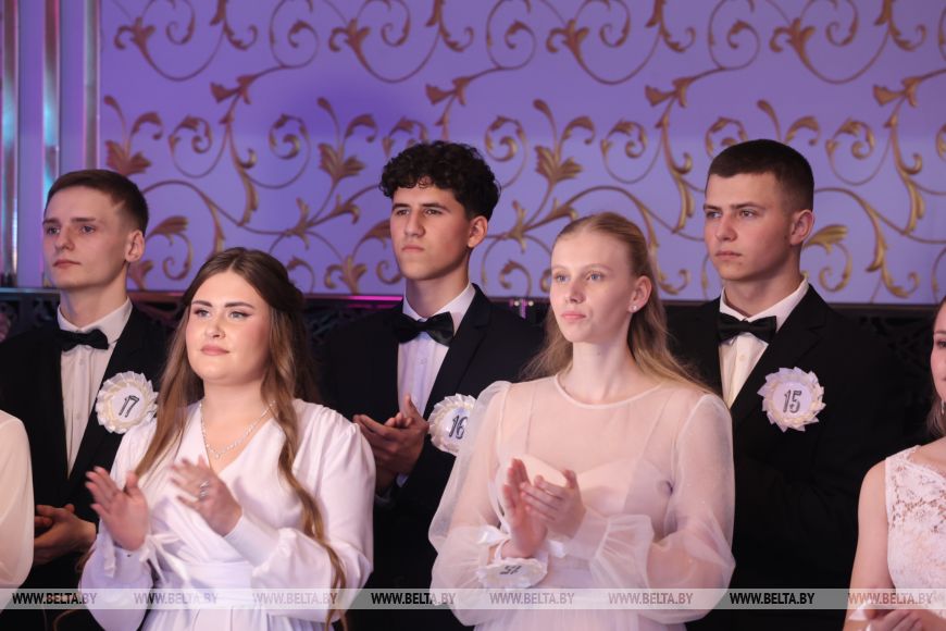 "Девочки - как принцессы, мальчики - как принцы". В Могилеве прошел новогодний бал для талантливой молодежи