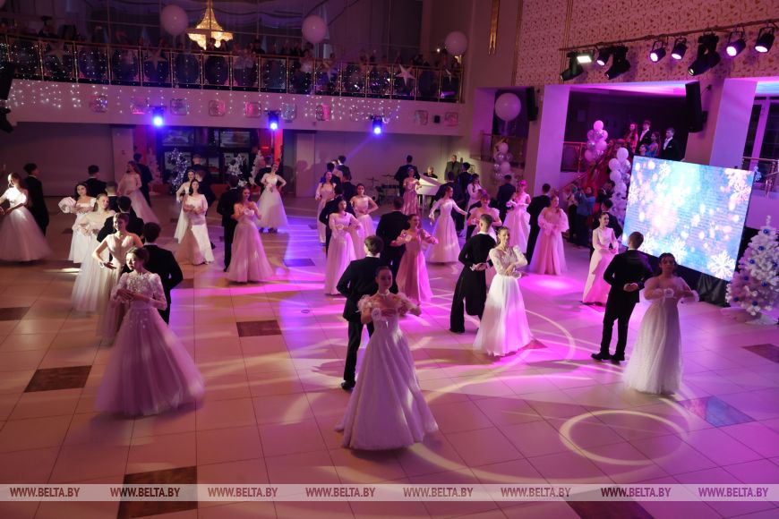 "Девочки - как принцессы, мальчики - как принцы". В Могилеве прошел новогодний бал для талантливой молодежи