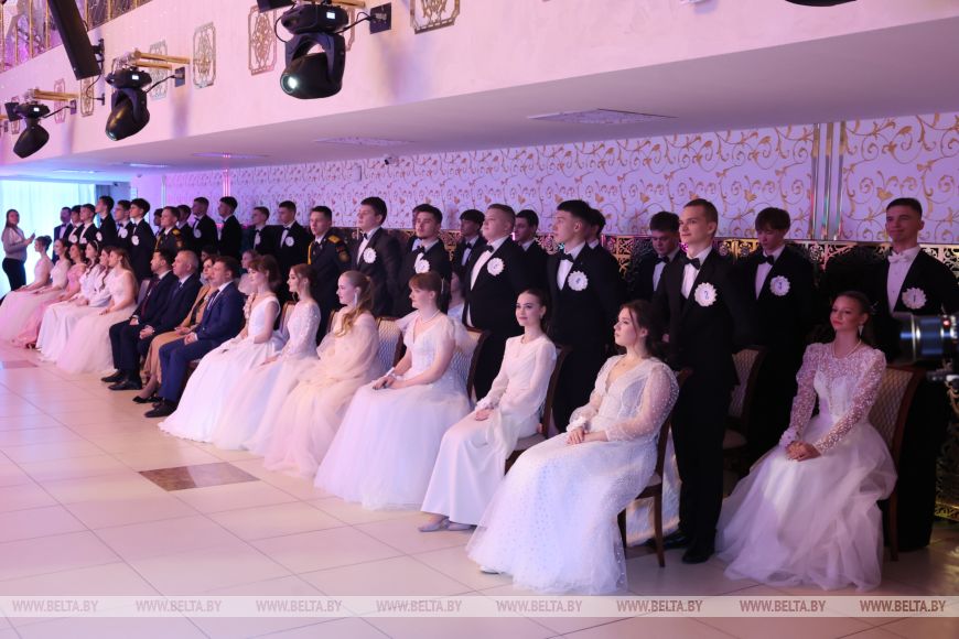 "Девочки - как принцессы, мальчики - как принцы". В Могилеве прошел новогодний бал для талантливой молодежи