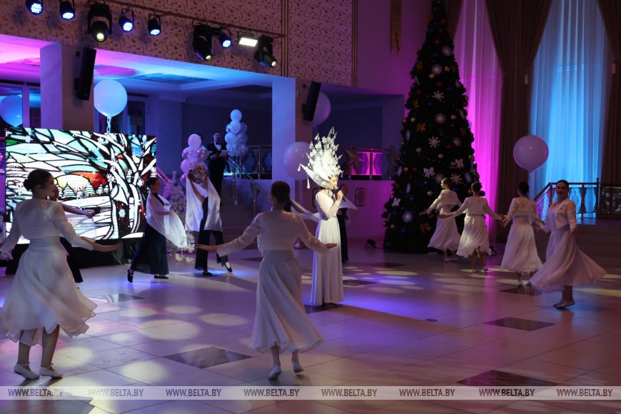 "Девочки - как принцессы, мальчики - как принцы". В Могилеве прошел новогодний бал для талантливой молодежи