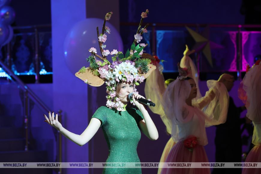 "Девочки - как принцессы, мальчики - как принцы". В Могилеве прошел новогодний бал для талантливой молодежи