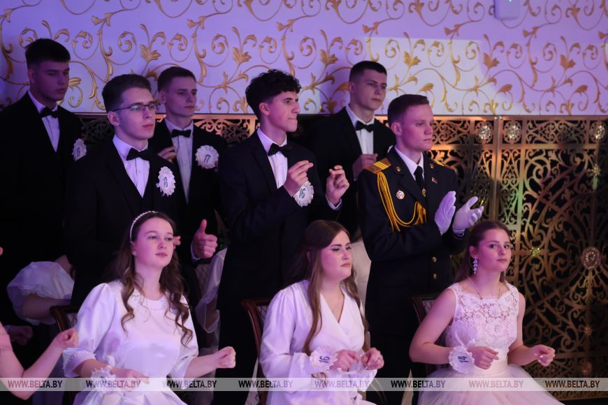 "Девочки - как принцессы, мальчики - как принцы". В Могилеве прошел новогодний бал для талантливой молодежи