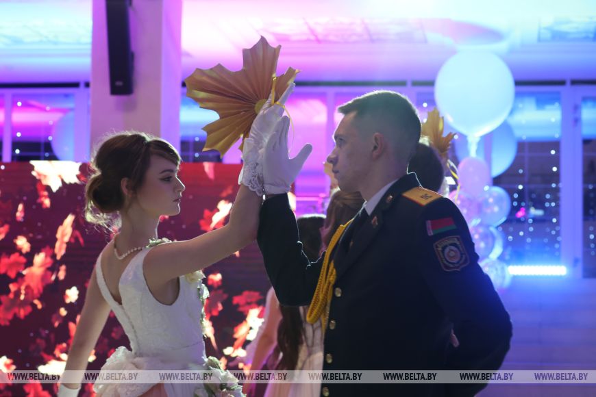 "Девочки - как принцессы, мальчики - как принцы". В Могилеве прошел новогодний бал для талантливой молодежи