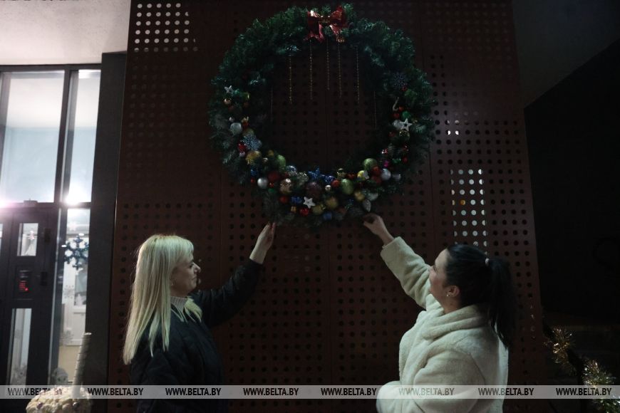 Брестчане превратили свои подъезды в новогодние фотозоны