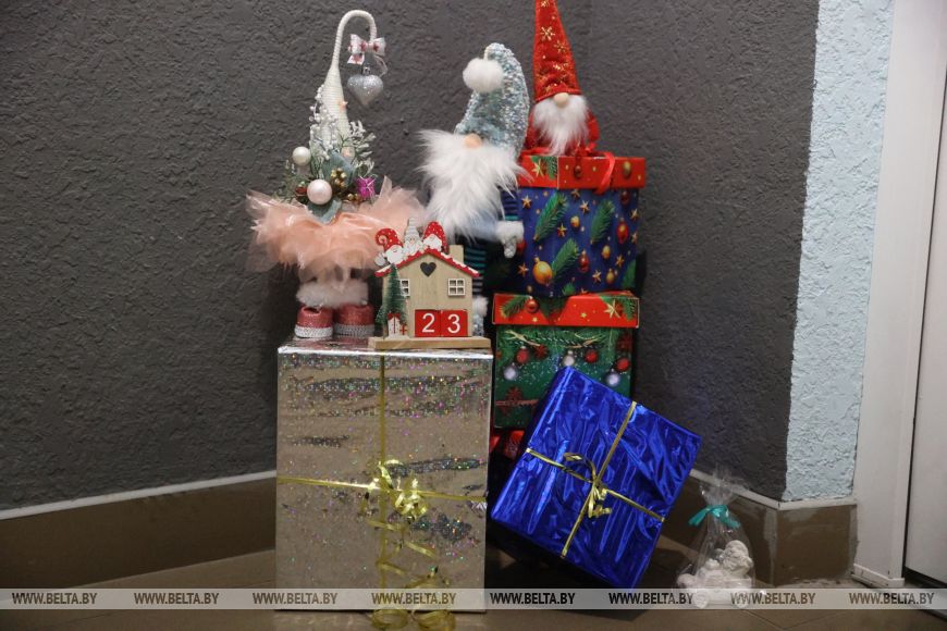 Брестчане превратили свои подъезды в новогодние фотозоны