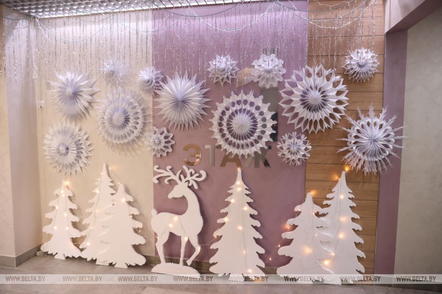 Брестчане превратили свои подъезды в новогодние фотозоны