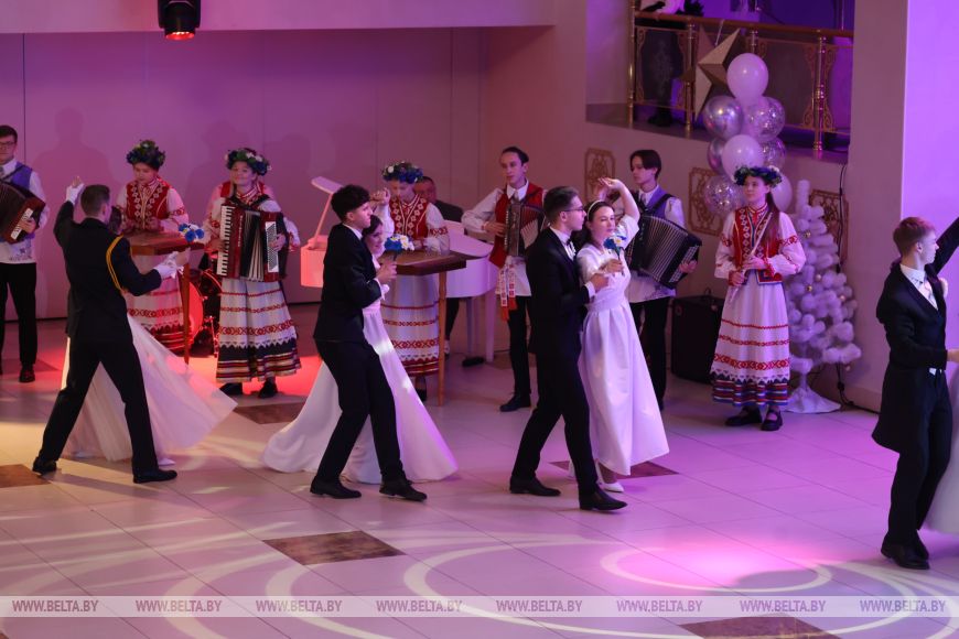 "Девочки - как принцессы, мальчики - как принцы". В Могилеве прошел новогодний бал для талантливой молодежи