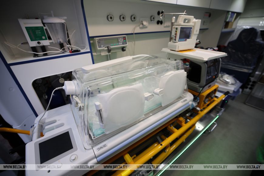 В Беларуси показали первый отечественный реанимобиль для новорожденных