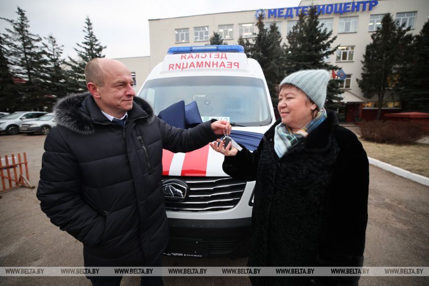 В Беларуси показали первый отечественный реанимобиль для новорожденных