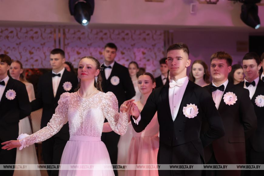 "Девочки - как принцессы, мальчики - как принцы". В Могилеве прошел новогодний бал для талантливой молодежи