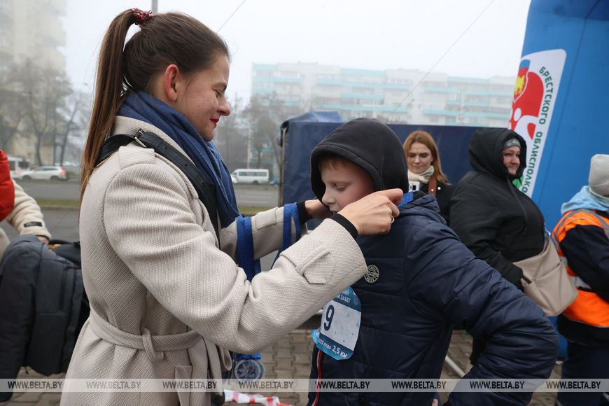 Более 300 человек вышли на старт Новогоднего забега в Бресте