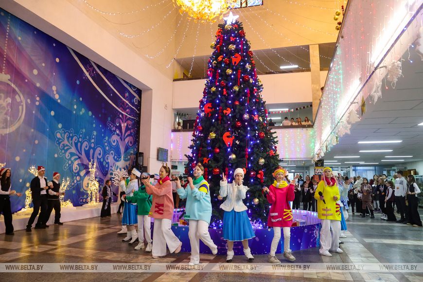 Приглашения на областной новогодний праздник в Бресте получили 900 детей