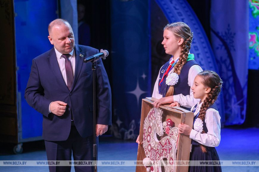 Приглашения на областной новогодний праздник в Бресте получили 900 детей