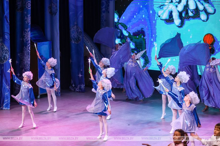 Приглашения на областной новогодний праздник в Бресте получили 900 детей