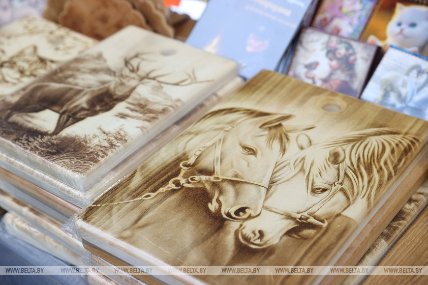 Зарядиться настроением, узнать тренды, прицениться. Чем еще привлекают предновогодние ярмарки Бреста