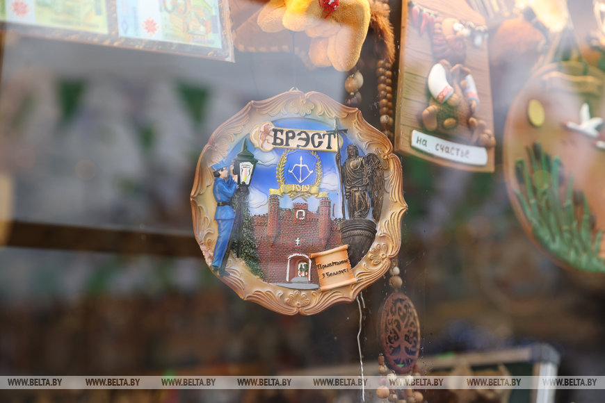 Зарядиться настроением, узнать тренды, прицениться. Чем еще привлекают предновогодние ярмарки Бреста