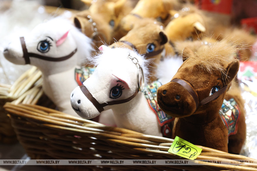 Зарядиться настроением, узнать тренды, прицениться. Чем еще привлекают предновогодние ярмарки Бреста