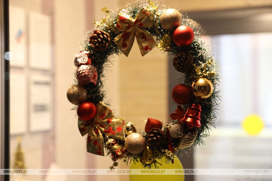 Брестчане превратили свои подъезды в новогодние фотозоны