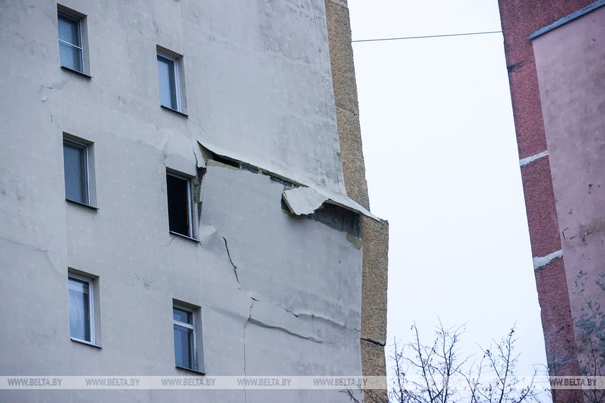 Верхние этажи подъезда поврежденной взрывом многоэтажки в Гомеле демонтируют